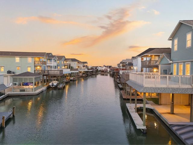 438 Amanda Circle, Tiki Island, TX 77554