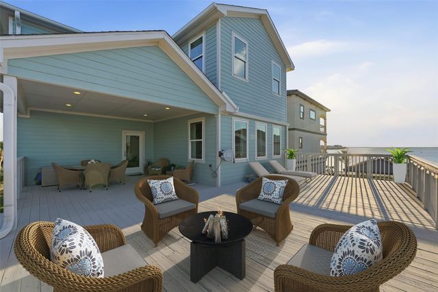 438 Amanda Circle, Tiki Island, TX 77554