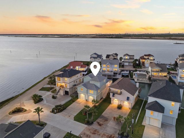438 Amanda Circle, Tiki Island, TX 77554