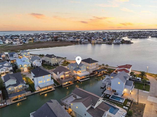 438 Amanda Circle, Tiki Island, TX 77554