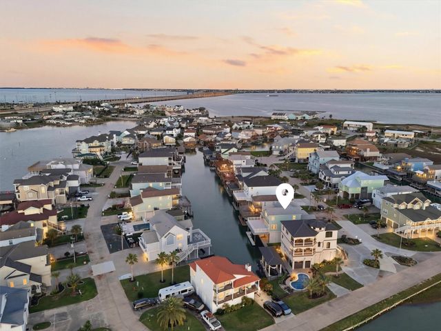 438 Amanda Circle, Tiki Island, TX 77554