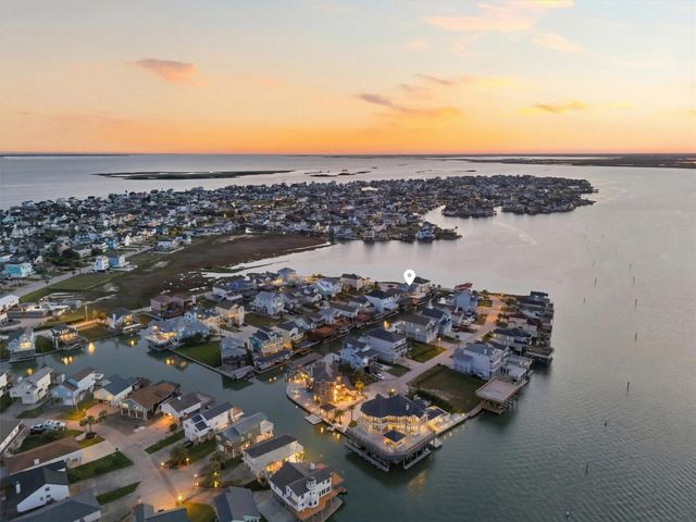 438 Amanda Circle, Tiki Island, TX 77554