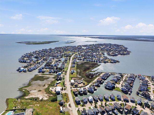 438 Amanda Circle, Tiki Island, TX 77554