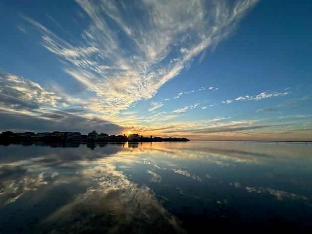438 Amanda Circle, Tiki Island, TX 77554