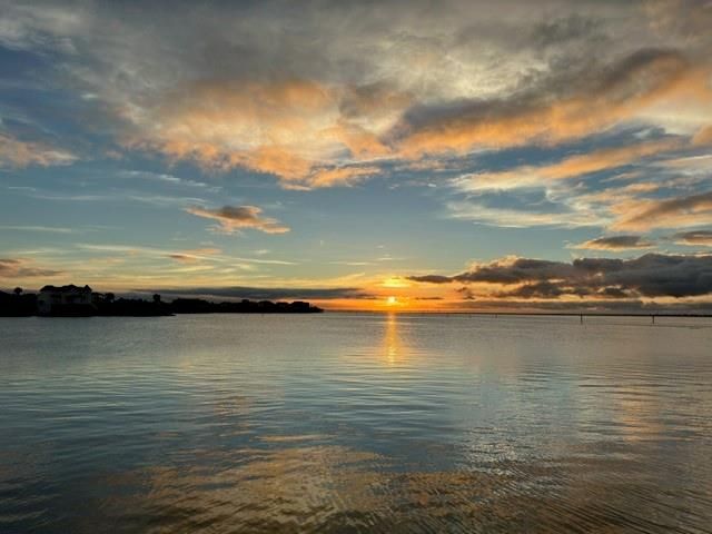 438 Amanda Circle, Tiki Island, TX 77554