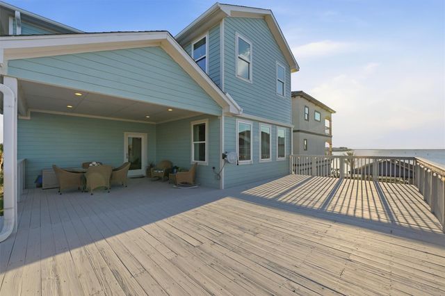 438 Amanda Circle, Tiki Island, TX 77554