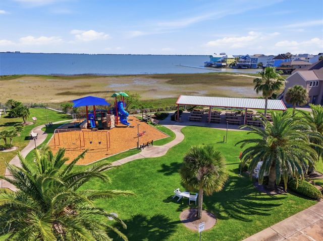 438 Amanda Circle, Tiki Island, TX 77554
