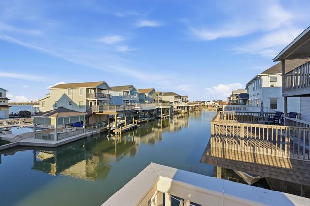 438 Amanda Circle, Tiki Island, TX 77554