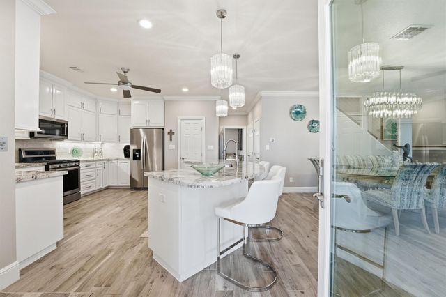 438 Amanda Circle, Tiki Island, TX 77554