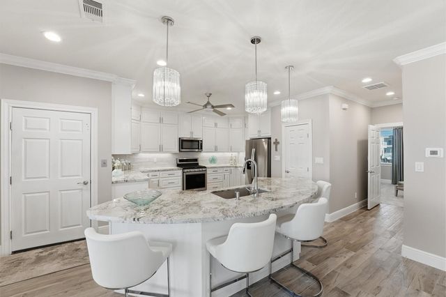 438 Amanda Circle, Tiki Island, TX 77554