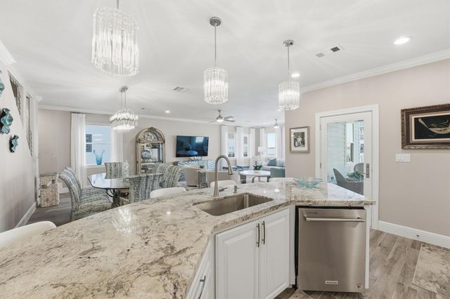 438 Amanda Circle, Tiki Island, TX 77554