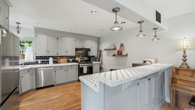 1031 E Walnut, Seguin, TX 78155