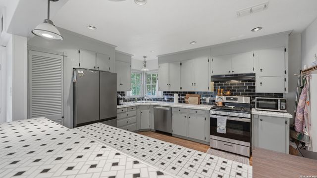 1031 E Walnut, Seguin, TX 78155