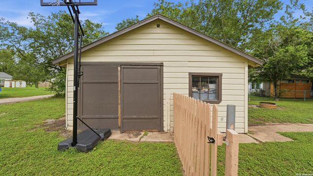 1031 E Walnut, Seguin, TX 78155