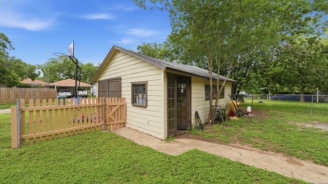 1031 E Walnut, Seguin, TX 78155