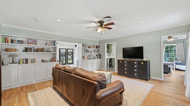 1031 E Walnut, Seguin, TX 78155