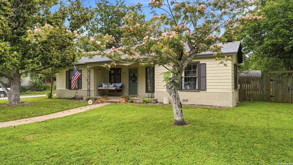 1031 E Walnut, Seguin, TX 78155