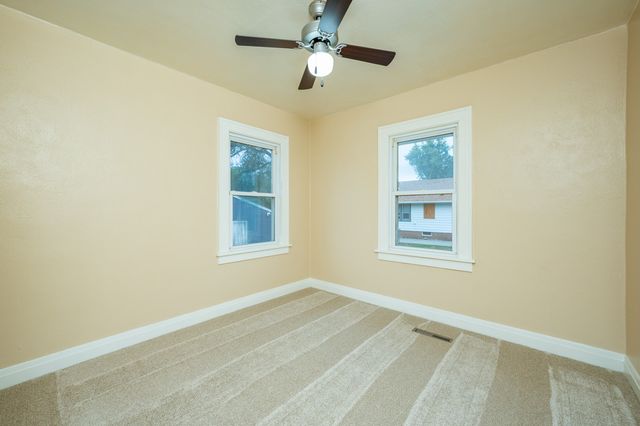 506 N 8th Avenue E, Newton, IA 50208