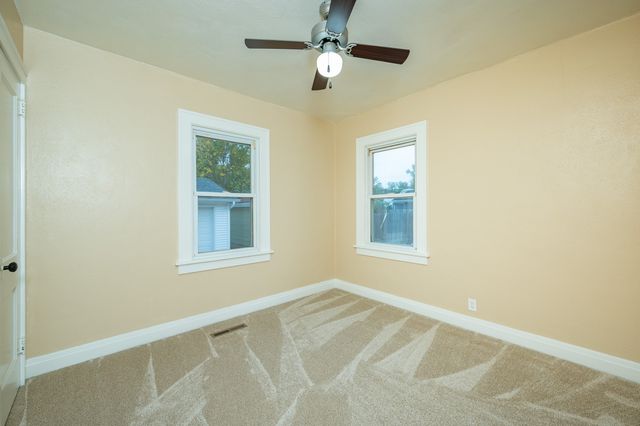 506 N 8th Avenue E, Newton, IA 50208