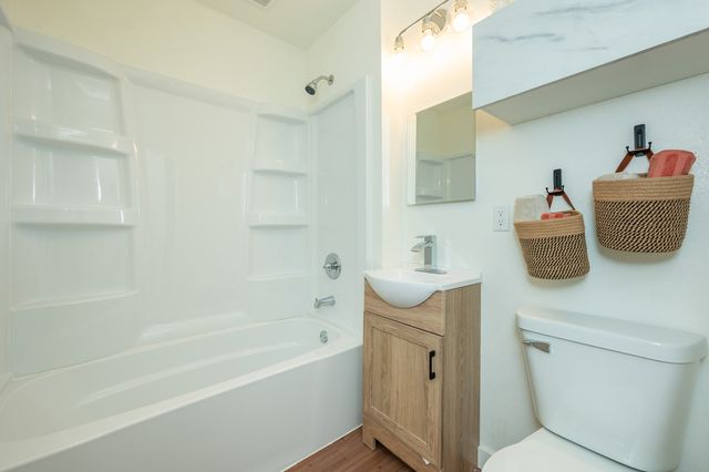 506 N 8th Avenue E, Newton, IA 50208