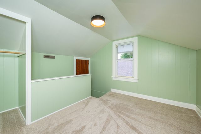 506 N 8th Avenue E, Newton, IA 50208