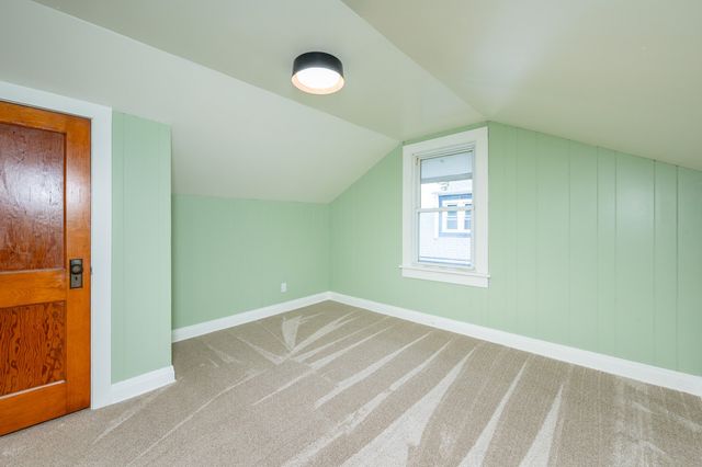 506 N 8th Avenue E, Newton, IA 50208