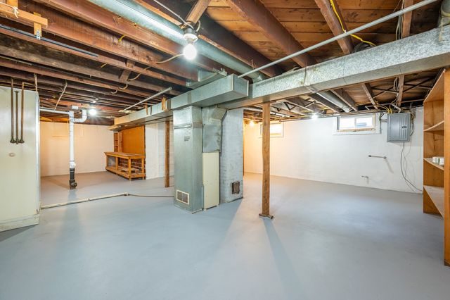 506 N 8th Avenue E, Newton, IA 50208