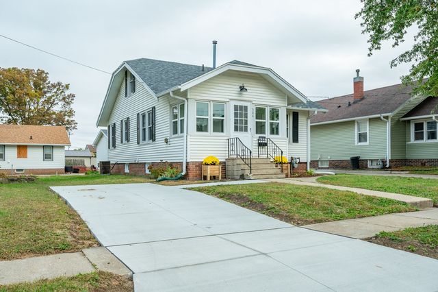 506 N 8th Avenue E, Newton, IA 50208