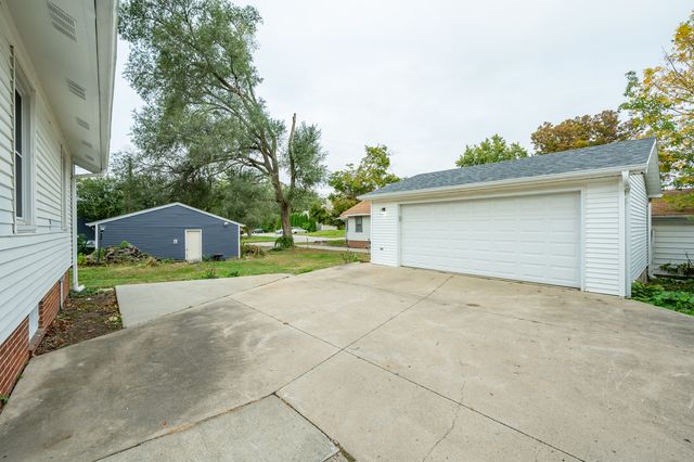 506 N 8th Avenue E, Newton, IA 50208