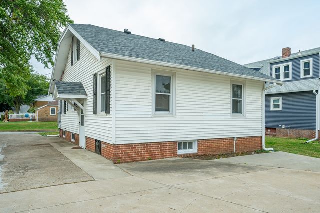506 N 8th Avenue E, Newton, IA 50208