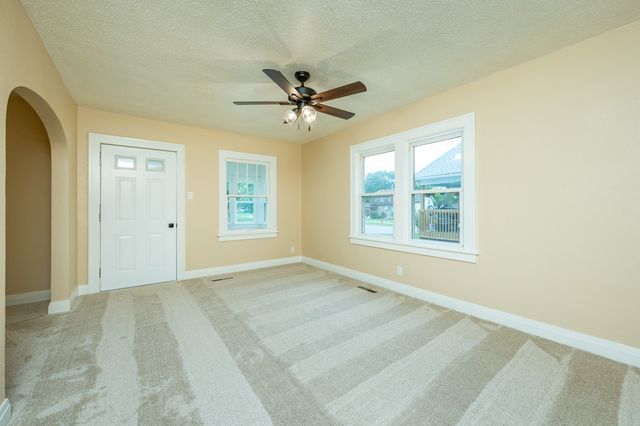 506 N 8th Avenue E, Newton, IA 50208