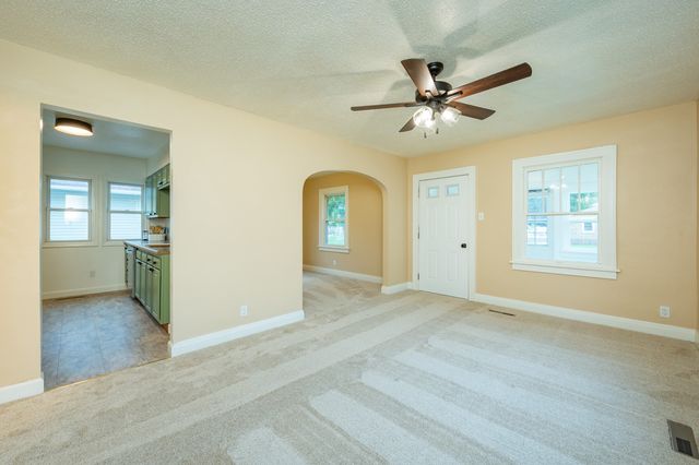 506 N 8th Avenue E, Newton, IA 50208