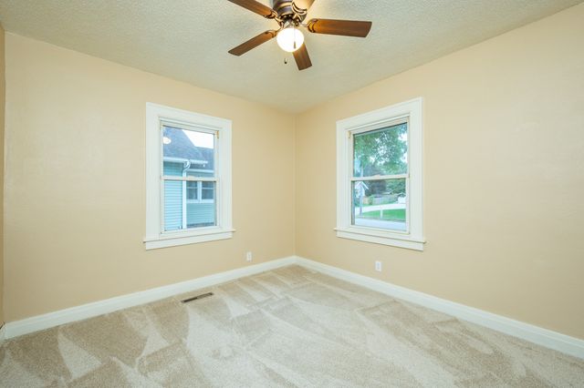 506 N 8th Avenue E, Newton, IA 50208