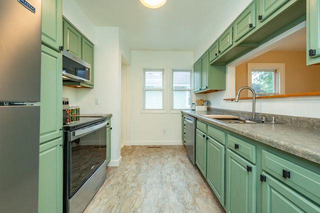 506 N 8th Avenue E, Newton, IA 50208