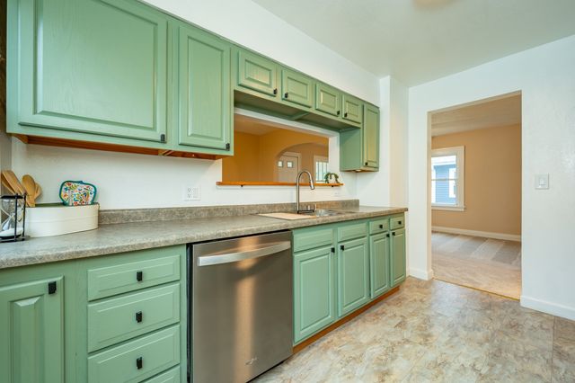 506 N 8th Avenue E, Newton, IA 50208