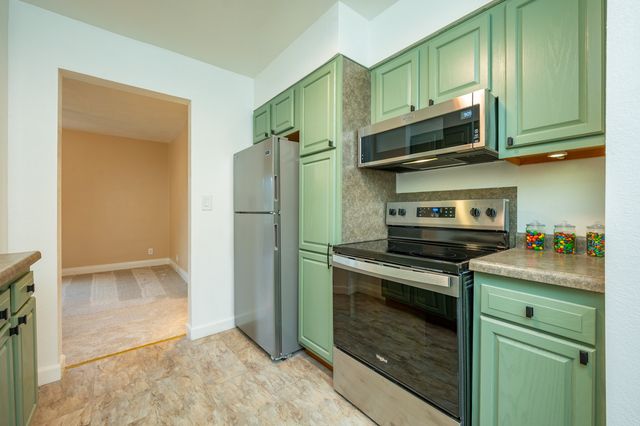 506 N 8th Avenue E, Newton, IA 50208