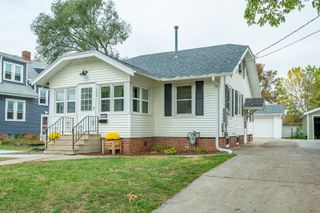 506 N 8th Avenue E, Newton, IA 50208