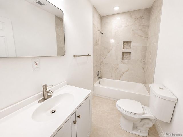 592 Leicester Court, Detroit, MI 48202