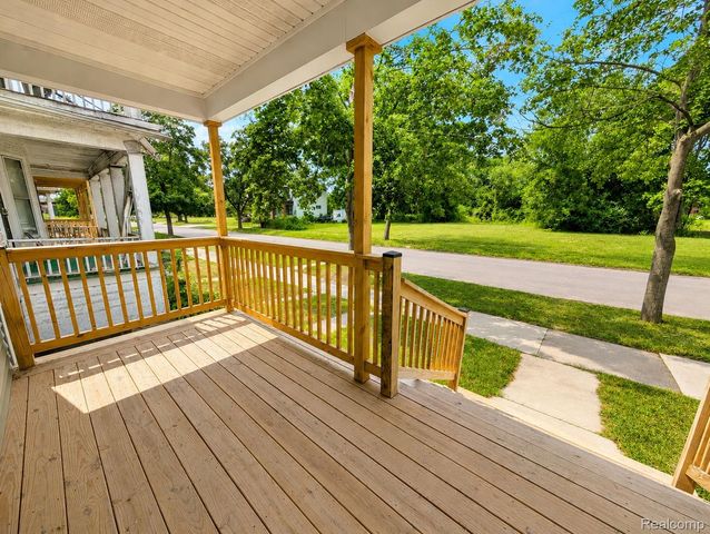 592 Leicester Court, Detroit, MI 48202
