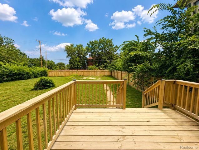 592 Leicester Court, Detroit, MI 48202