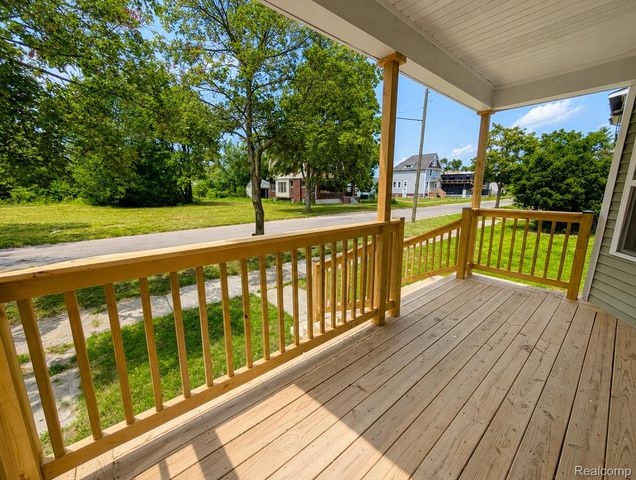 592 Leicester Court, Detroit, MI 48202