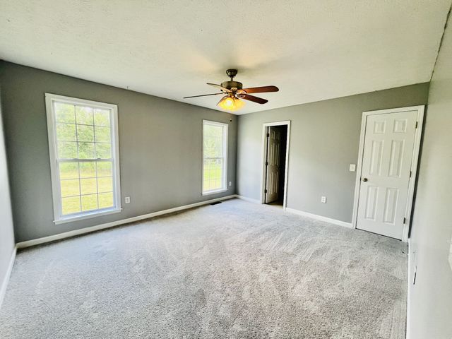 33 Long Meadow Dr, Fayetteville, TN 37334