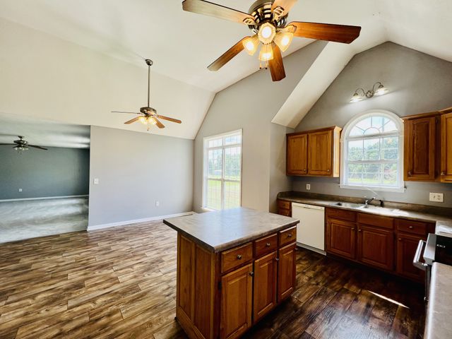 33 Long Meadow Dr, Fayetteville, TN 37334