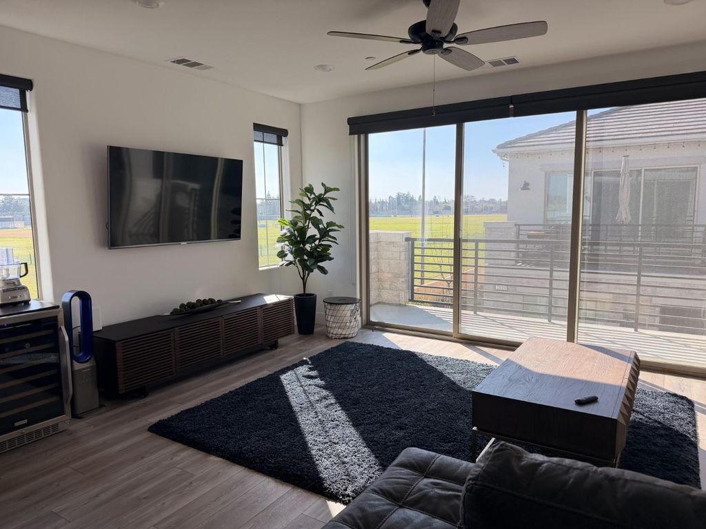 Image 2 of property listing at 2829 E Tamarind Drive, Fresno, CA 93730