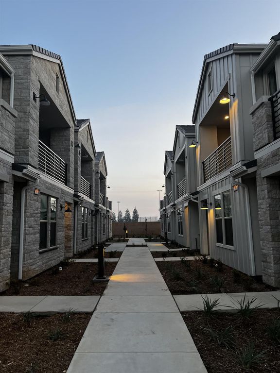 Image 5 of property listing at 2829 E Tamarind Drive, Fresno, CA 93730