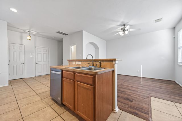 31 Wickerdale Place, The Woodlands, TX 77382