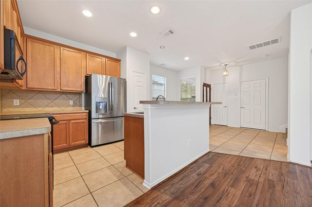 31 Wickerdale Place, The Woodlands, TX 77382