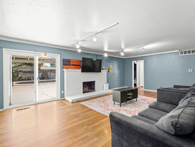 519 W Rialto Avenue, Fresno, CA 93705