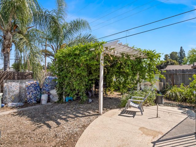 519 W Rialto Avenue, Fresno, CA 93705