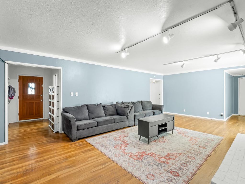 Image 13 of property listing at 519 W Rialto Avenue, Fresno, CA 93705